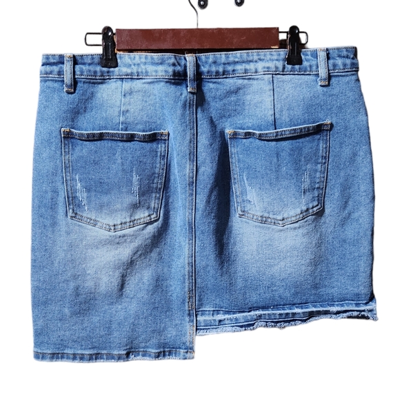 Women’s Distressed Denim Mini Skirt. Size 2XL - Picture 2 of 4